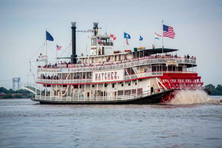 Mississippi river paddle steamer cruise